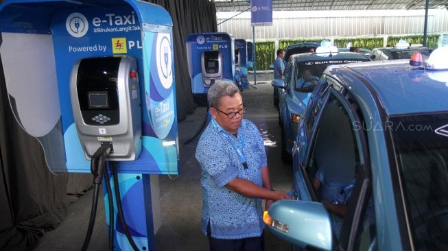 Sejumlah taksi bertenaga listrik terparkir di kantor Blue Bird, Jakarta, Senin (22/4). [Suara.com/Arief Hermawan P]