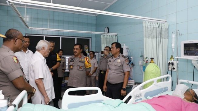 Kecelakaan Saat Kawal Kotak Suara, Aiptu Martin Sembiring Dijenguk Kapolda