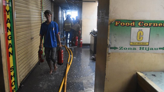 Suasana lokasi kebakaran di Gudang baju blok C Pasar Tanah Abang, Jakarta, Senin (22/4). [ANTARA FOTO/M Risyal Hidayat]