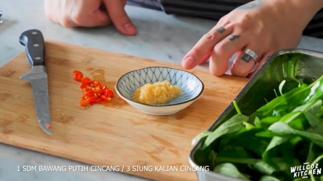 Resep Cah Kangkung ala William Gozali. (Youtube/William Gozali)