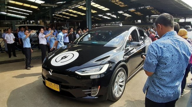 Mengenal Taksi Listrik Byd E6 Dan Tesla Model X