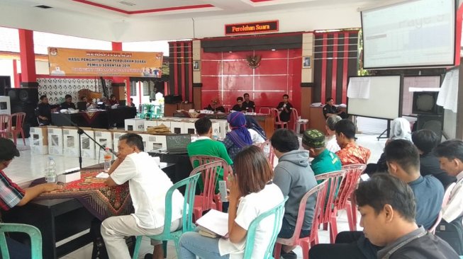 Suasana rekapitulasi hasil pemungutan suara Pemilu 2019 di PPK Sananwetan, Blitar, Senin (22/4/2019). [Suara.com/Agus H]