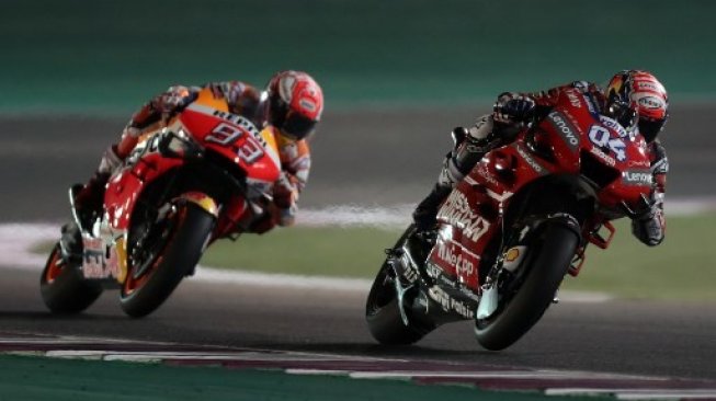 Pebalap Ducati, Andrea Dovizioso, berada di depan rival beratnya dari tim Repsol Honda, Marc Marquez, pada balapan seri pembuka MotoGP di Sirkuit Losail, Qatar, Minggu (10/3/2019). [AFP/Karim Jaafar]
