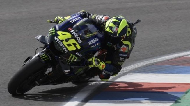 Pebalap Monster Energy Yamaha, Valentino Rossi, melakukan latihan bebas (free practice) pada seri kedua MotoGP Argentina di Autodromo Termas de Rio Hondo, Jumat (29/3/2019). [AFP/Juan Mabromata]