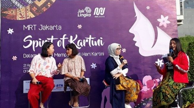 Reni Kusumawardhani (kedua dari kanan) saat menghadiri talkshow Spirit of Kartini bersama Tika Bisono (psikolog), Silvia Halim (Direktur Konstruksi MRT Jakarta) di Taman Dukuh Atas, Minggu (21/4/2019)