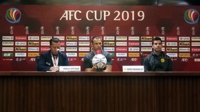 Pelatih Fisik Ceres Negros Slobodan Klacar (tengah) dan pemain Bienvenido Maranon (kanan) dalam jumpa pers seusai pertandingan melawan Persija pada matchday keempat Grup G Piala AFC 2019 di SUGBK, Senayan, Jakarta, Selasa (23/4). [Suara.com/Adie Prasetyo Nugraha]