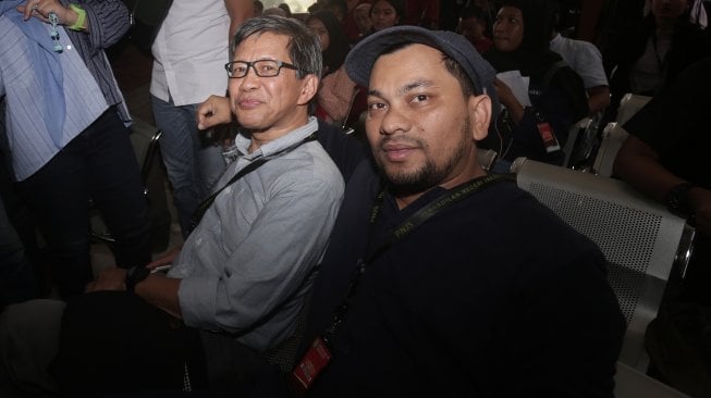 Penyanyi yang juga dokter bedah estetika Teuku Adifitrian atau Tompi (kanan) bersama Akademisi Rocky Gerung (kiri) sebelum memberikan kesaksian dalam sidang kasus dugaan penyebaran berita bohong atau hoaks dengan terdakwa Ratna Sarumpaet di PN Jakarta Selatan, Jakarta, Selasa (23/4). [ANTARA FOTO/Reno Esnir]