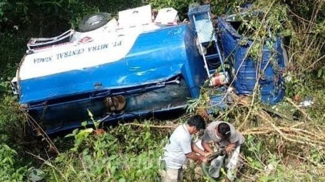 Sopir Tidak Menguasai Medan, Truk BBM Masuk ke Jurang