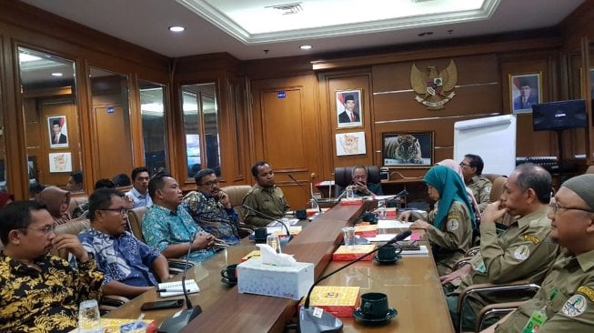 Penandatanganan dokumen kerja sama antara Kepala BTNW Darman dan Bupati Wakatobi Arhawi, yang disaksikan Direktur Jenderal Konservasi Sumber Daya Alam dan Ekosistem (KSDAE), Wiratno, di Jakarta, Senin (22/4/2019). (Dok : KLHK)