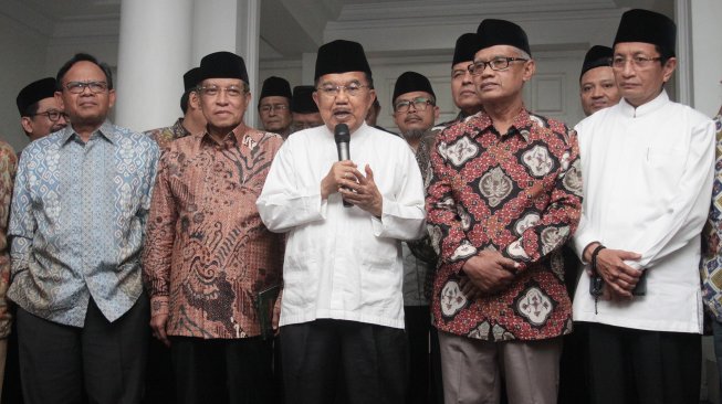 Wakil Presiden Jusuf Kalla (tengah) bersama dengan tokoh ormas Islam memberikan keterangan kepada wartawan usai menggelar pertemuan di Rumah Dinas Wapres, Jakarta, Senin (22/4). [ANTARA FOTO/Reno Esnir]