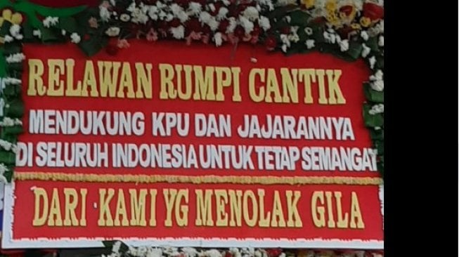 Karangan bunga berpesan unik di Kantor KPU (Facebook)