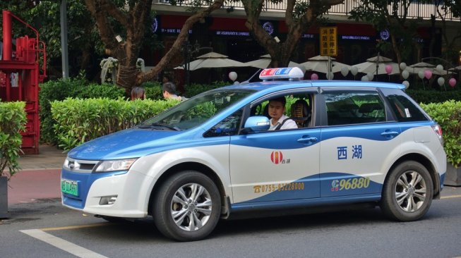 Taksi listrik di Shenzhen, Guangdong, China, diabadikan akhir tahun lalu [Shutterstock].