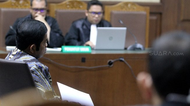 Terdakwa kasus dugaan suap proyek PLTU Riau-1 Idrus Marham saat menjalani sidang vonis di Pengadilan Tipikor, Jakarta, Selasa (23/4). [Suara.com/Arief Hermawan P]