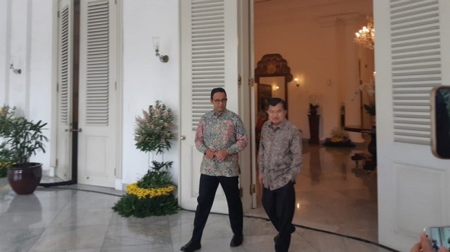 Anies Baswedan dan Jusuf Kalla di Balai Kota. (Suara.com/Stephanus)