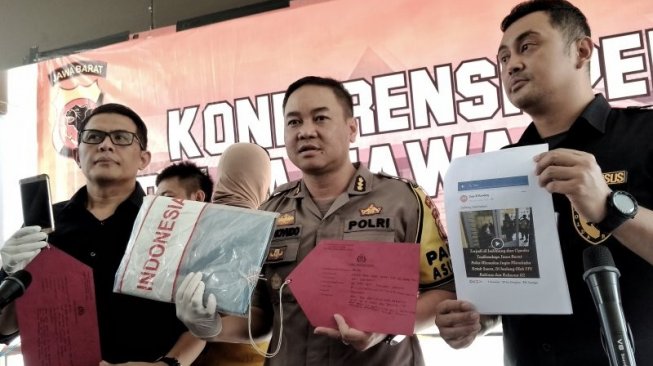 Kabid Humas Polda Jabar Kombes Trunoyudo Wisnu Andiko memperlihatkan barang bukti penyebar berita bohong di Mapolda Jabar, Jalan Soekarno Hatta, Kota Bandung, Selasa (23/4/2019). [Antara News/Bagus Ahmad Rizaldi]