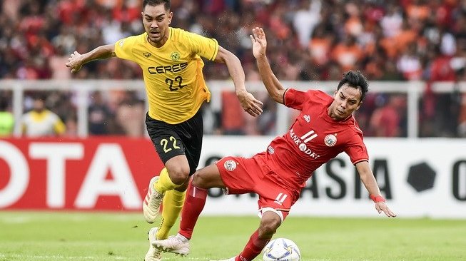 Penyerang Persija Jakarta Novri Setiawan (kanan) terjatuh dihadang striker Ceres Negros FC, Omid David Nazari, pada matchday keempat Grup G Piala AFC 2019 di Stadion Utama Gelora Bung Karno, Jakarta, Selasa (23/4/2019). [Antara/Hafidz Mubarak A]