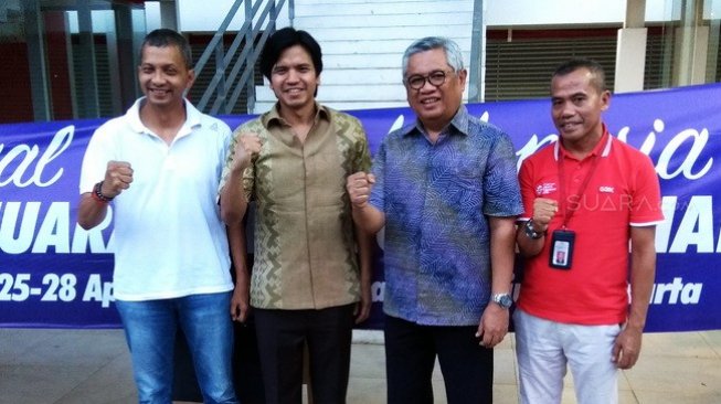 Wakil Ketua Umum PRSI, Harlin Rahardjo (kedua dari kiri) di Stadion Akuatik GBK, Jakarta, Selasa (23/4/2019). [Suara.com/Arief Apriadi]