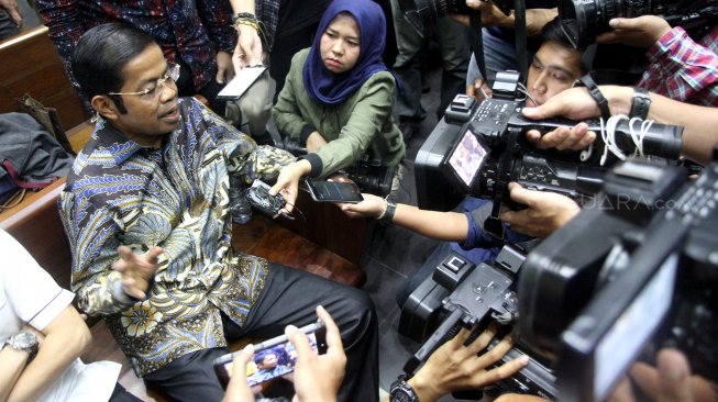 Terdakwa kasus dugaan suap proyek PLTU Riau-1 Idrus Marham saat menjalani sidang vonis di Pengadilan Tipikor, Jakarta, Selasa (23/4). [Suara.com/Arief Hermawan P]