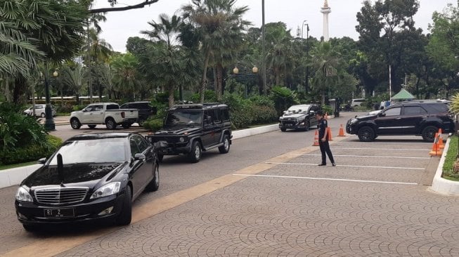 Anies Baswedan nebeng mobil RI 2. (Suara.com/Stephanus)