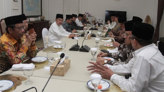 Wakil Presiden Jusuf Kalla (tengah) bersama dengan tokoh ormas Islam memberikan keterangan kepada wartawan usai menggelar pertemuan di Rumah Dinas Wapres, Jakarta, Senin (22/4). [ANTARA FOTO/Reno Esnir]