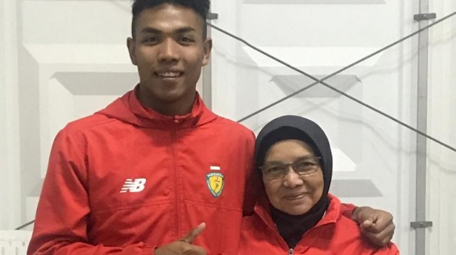 Sprinter muda andalan Indonesia, Lalu Muhammad Zohri (kiri) dan sang pelatih Eni Nuraeni. [Dok. PB PASI]