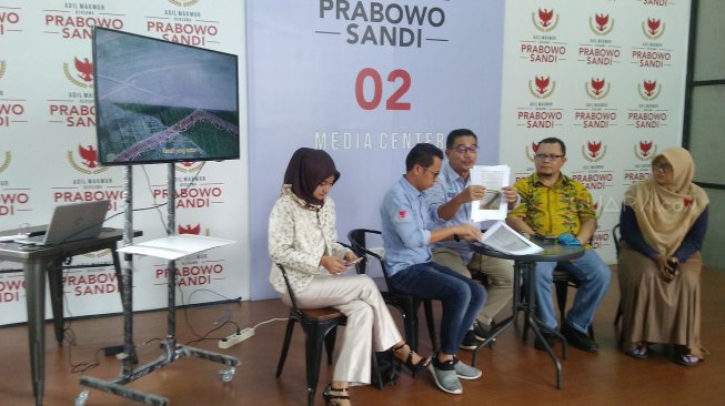 Relawan Ruang Sandi menyerahkan 20 ribu foto C1 ke Badan Pemenangan Nasional Prabowo Subianto - Sandiaga Uno. (Suara.com/Tyo)