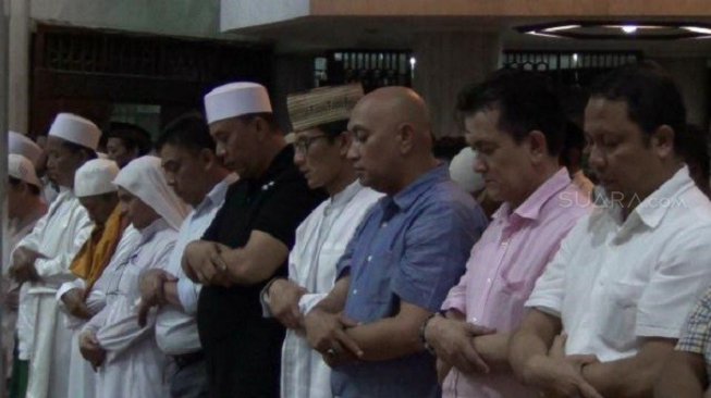 Sandiaga Uno Salat Gaib untuk Petugas Pemilu yang Meninggal saat Bertugas