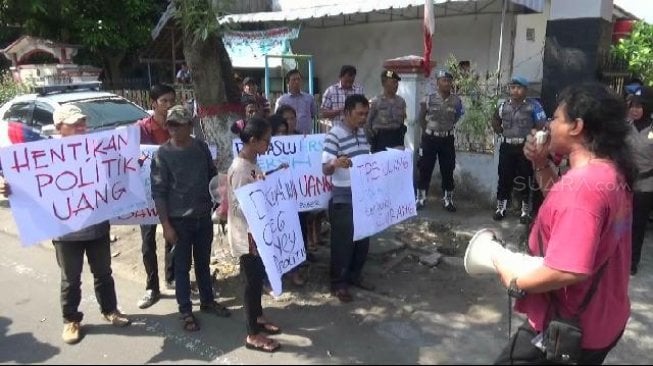 Dua Desa di Blitar Marak Politik Uang, Bawaslu Didemo