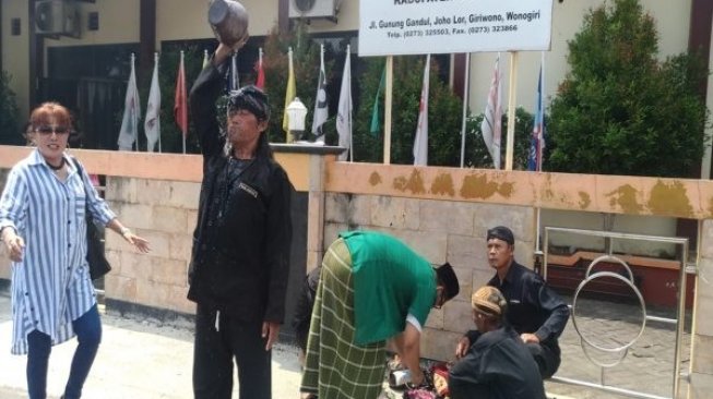 Caleg Partai Berkarya Lakukan Ritual Klenik depan Kantor KPU