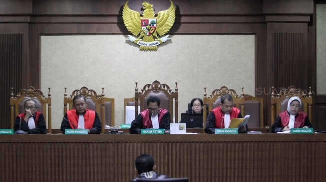 Terdakwa kasus dugaan suap proyek PLTU Riau-1 Idrus Marham saat menjalani sidang vonis di Pengadilan Tipikor, Jakarta, Selasa (23/4). [Suara.com/Arief Hermawan P]