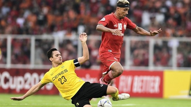 Striker Persija Jakarta Bruno Matos (kanan) dihadang pemain Ceres Negros FC Martin Steuble pada matchday keempat Grup G Piala AFC 2019 di Stadion Utama Gelora Bung Karno, Jakarta, Selasa (23/4/2019). [Antara/Hafidz Mubarak A]