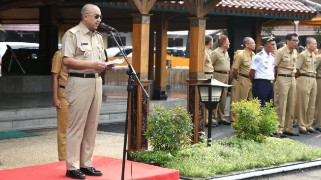 Klaim Sukses Gelar Pemilu 2019 di Wilayahnya, Bupati Cilacap Tampil Plontos