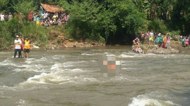 Mayat pelajar yang ditemukan mengambang di Sungai Ciliwung. (Suara.com/Rambiga).