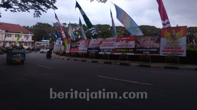 Selain di Jakarta Karangan Bunga  Dukungan Untuk KPU Juga 