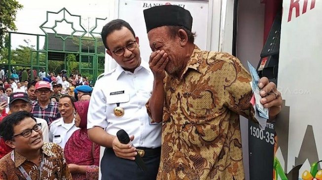 Terima KLJ, Kakek Muntori Menangis sambil Memeluk Anies