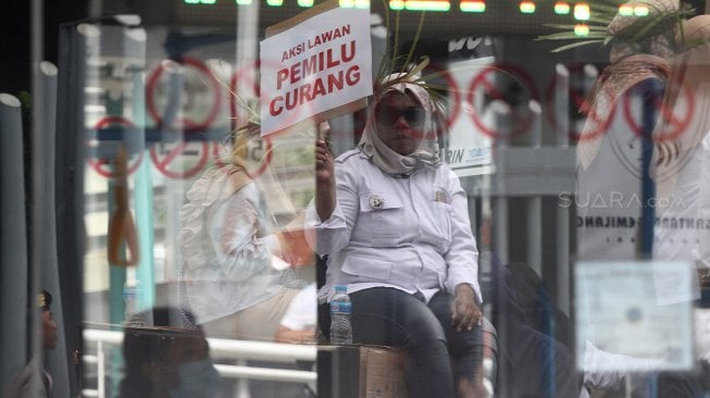 Massa yang tergabung dalam Komando Barisan Rakyat Lawan Pemilu Curang melakukan aksi di depan kantor Bawaslu, Jakarta, Rabu (24/4). [Suara.com/Arief Hermawan P]
