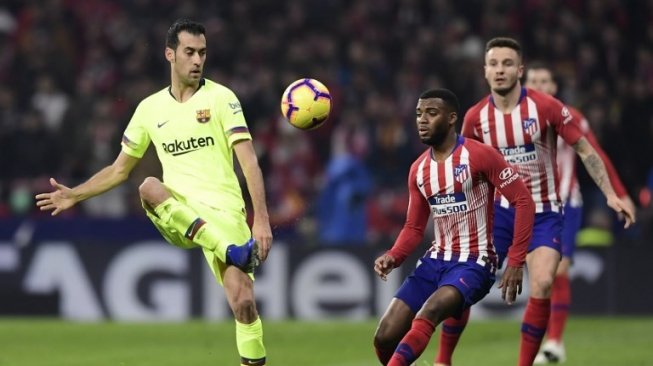 Gelandang Barcelona, Sergio Busquet saat menghadapi Atletico Madrid. (Javier Soriano/AFP)
