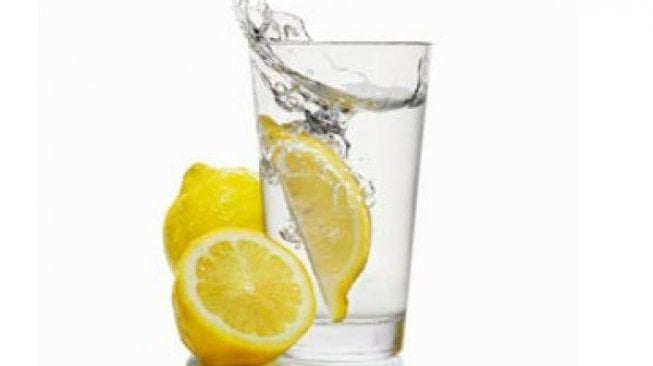 Minum Air Lemon Bantu Turunkan Berat Badan, Mitos atau Fakta?