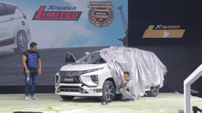 Mitsubishi Xpander edisi terbatas disiapkan di booth Mitsubishi dalam arena IIMS 2019 yang bakal digelar di JIExpo, Kemayoran, Jakarta Pusat pada 25 April 2019. [Suara.com/Istimewa]