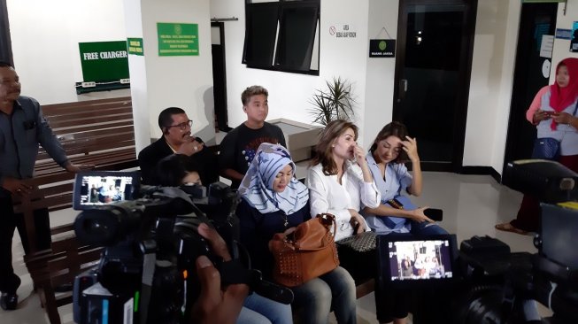 Nikita Mirzani, Billy Syahputra, dan Hilda Vitria hadiri sidang perdana Kriss Hatta di Pengadilan Negeri Bekasi, Rabu (24/4/2019). [Suci Febriastuti/Suara.com]