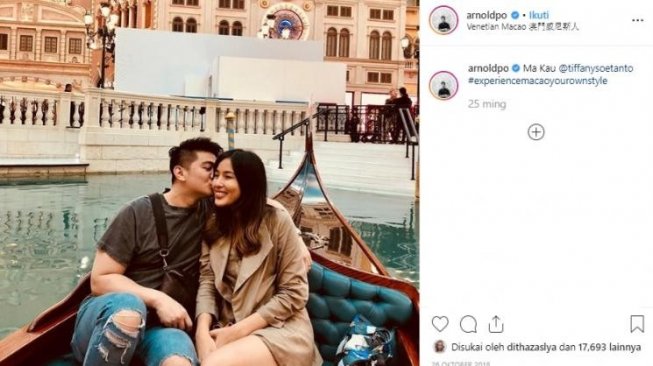 5 Potret Chef Arnold dan Istri saat Liburan, Romantis Bikin Baper