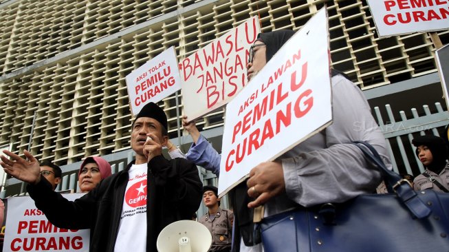 Massa yang tergabung dalam Komando Barisan Rakyat Lawan Pemilu Curang melakukan aksi di depan kantor Bawaslu, Jakarta, Rabu (24/4). [Suara.com/Arief Hermawan P]