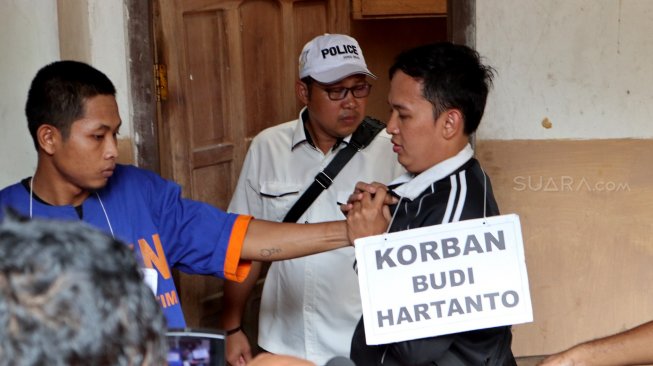 Rekronstruksi pembunuhan mayat dalam koper tanpa kepala di Kediri, Jawa Timur, Rabu (24/4). [Suara.com/Achmad Ali]