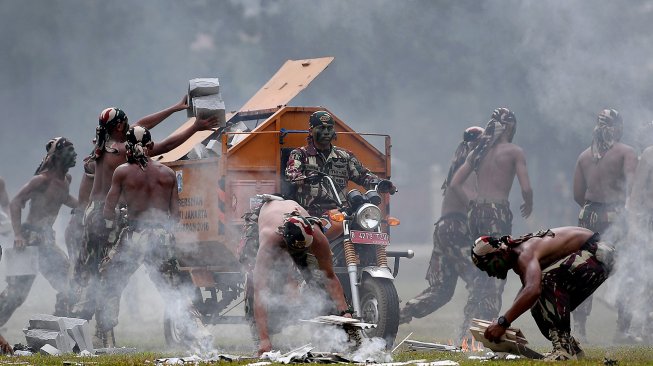 Peringatan HUT Ke-67 Kopassus di Mako Kopassus, Cijantung, Jakarta Timur, Rabu (24/4). [ANTARA FOTO/Sigid Kurniawan]
