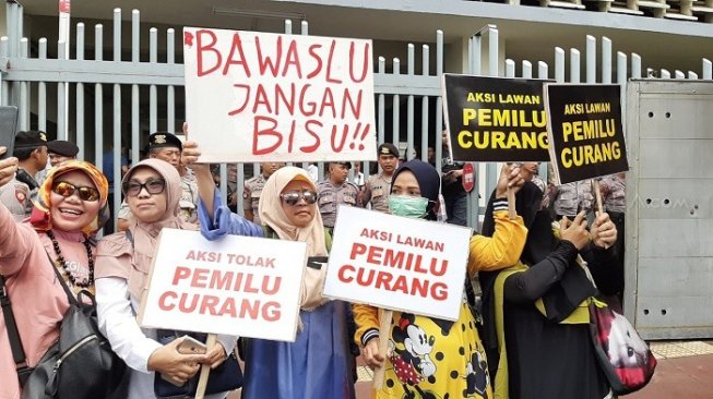 Massa yang berdemo di depan kantor Bawaslu, Jakpus. (Suara.com/M. Yasir).