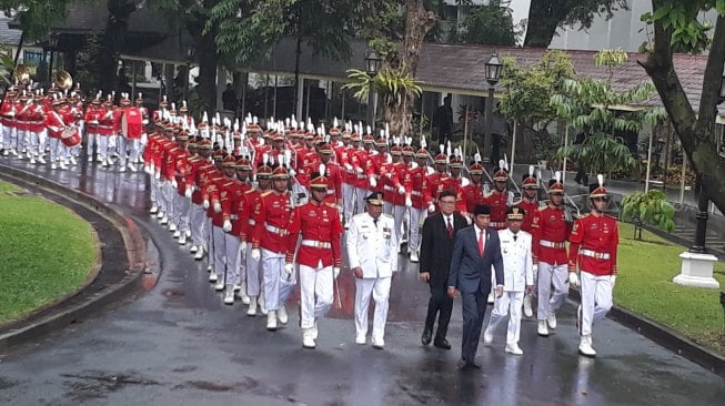 Proses penyerahan petikan Keputusan Presiden (Kepres) oleh Presiden Jokowi kepada Murad Ismail dan Barnabas. (Suara.com/Umay Saleh)