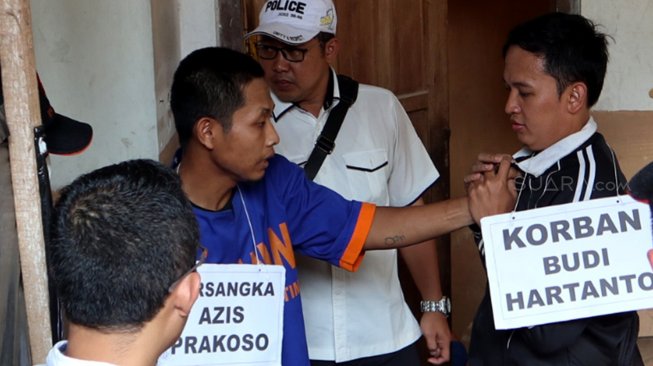 Rekronstruksi pembunuhan mayat dalam koper tanpa kepala di Kediri, Jawa Timur, Rabu (24/4). [Suara.com/Achmad Ali]