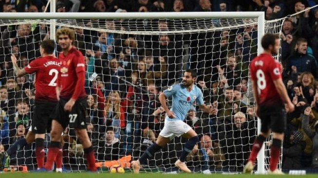 Pemain Manchester City Ilkay Gundogan menjebol gawang Manchester United dalam laga derby yang berlangsung di Etihad Stadium pada 11 November 2018 [AFP]