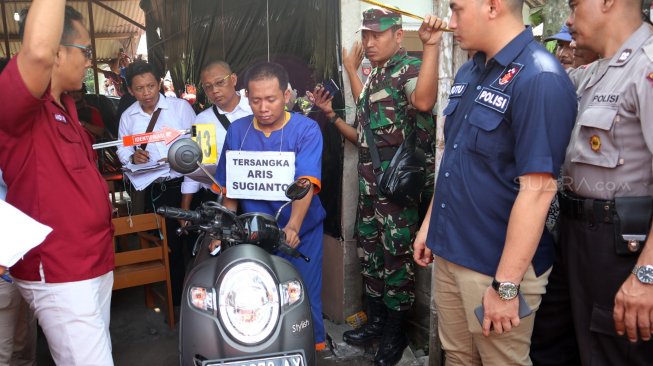 Rekronstruksi pembunuhan mayat dalam koper tanpa kepala di Kediri, Jawa Timur, Rabu (24/4). [Suara.com/Achmad Ali]