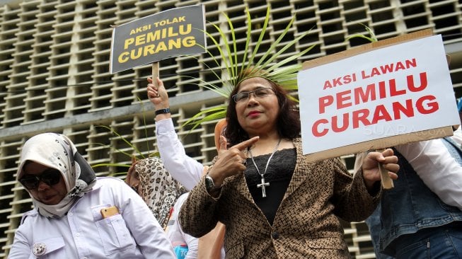 Massa yang tergabung dalam Komando Barisan Rakyat Lawan Pemilu Curang melakukan aksi di depan kantor Bawaslu, Jakarta, Rabu (24/4). [Suara.com/Arief Hermawan P]